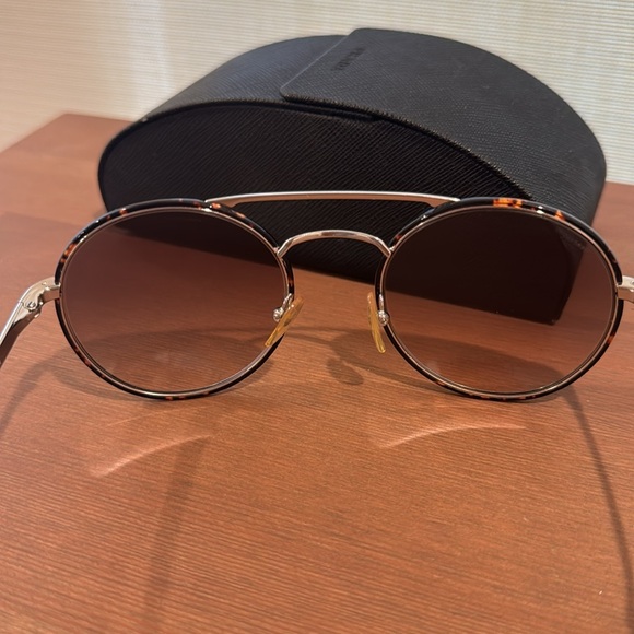 Prada sunglasses - Picture 5 of 8